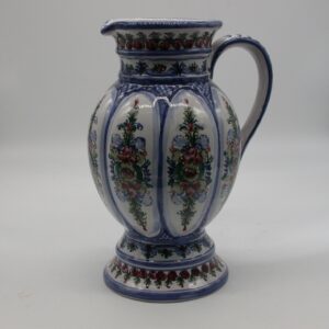 Vase mit Fuß in Preiselbeermuster blau rot