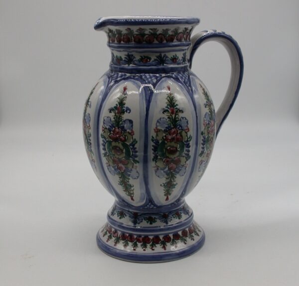 Vase mit Fuß in Preiselbeermuster blau rot