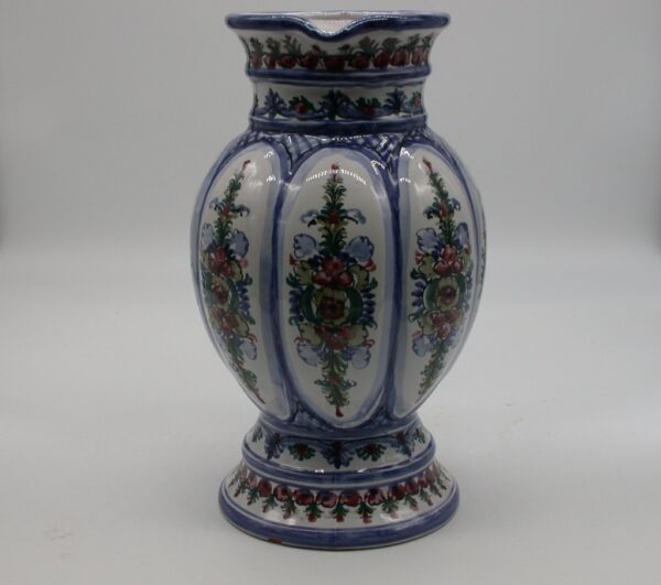 Vase mit Fuß in Preiselbeermuster blau rot – Bild 2