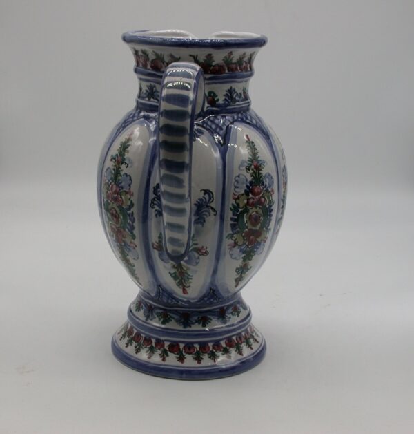Vase mit Fuß in Preiselbeermuster blau rot – Bild 3