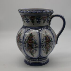 Vase mit blauem Preiselberrmuster