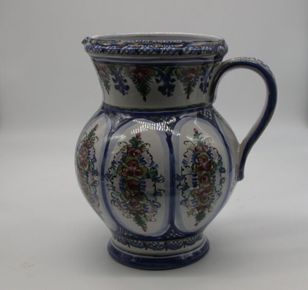 Vase mit blauem Preiselberrmuster