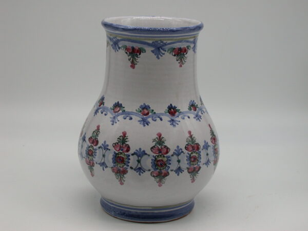 Vase mit blauem Preiselbeermuster