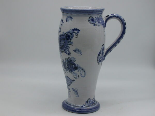 Vase mit blauem Muster und Henkel