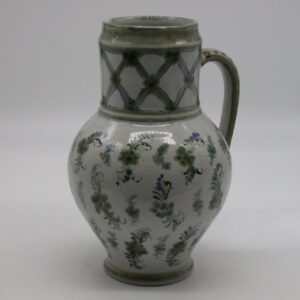 Vase in Grün mit feinem floralem Moster