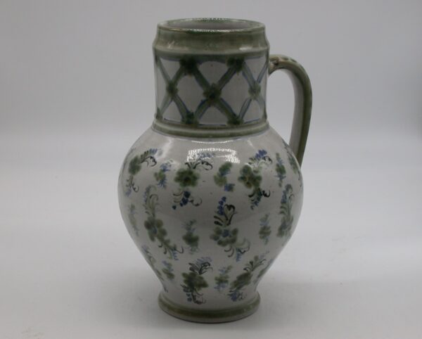 Vase in Grün mit feinem floralem Moster