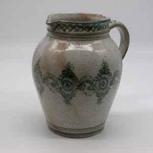 Vase (Krug) mit grünem Muster auf gesprenkeltem Hintergrund