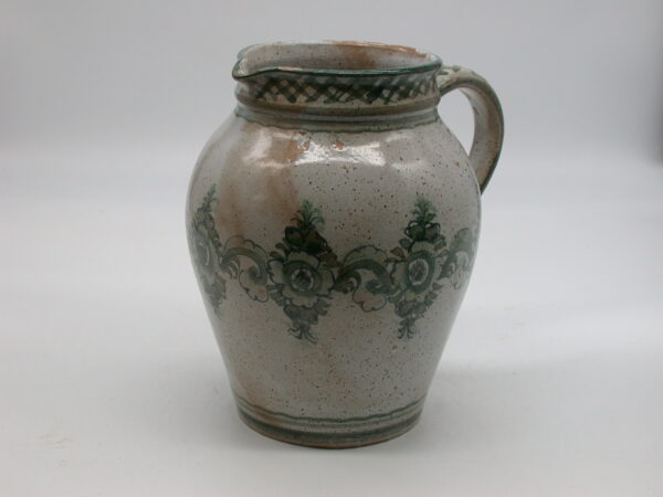Vase (Krug) mit grünem Muster auf gesprenkeltem Hintergrund
